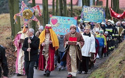 Tradycyjna gwiazda prowadziła chobrzański orszak.