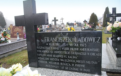 Grób ks. Franciszka Lądowicza na cmentarzu w Pniowie.