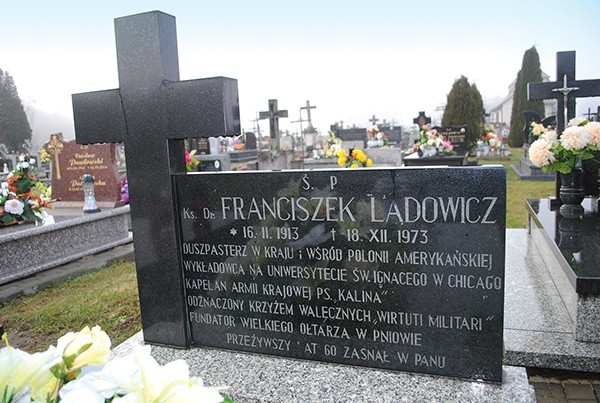 Grób ks. Franciszka Lądowicza na cmentarzu w Pniowie.