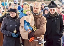 ▲	W tym roku hasło brzmiało: „Bóg jest dla wszystkich”.