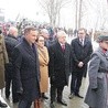 ▲	Prezydent Andrzej Duda wraz z oficjelami w Stróży podczas grudniowej uroczystości inaugurującej 100. rocznicę odzyskania przez Polskę niepodległości.