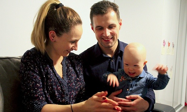 Szczęśliwa Maja z rodzicami