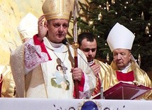 Biskup Roman Pindel  w trakcie dziękczynnej Eucharystii.