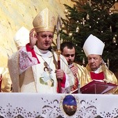 Biskup Roman Pindel  w trakcie dziękczynnej Eucharystii.