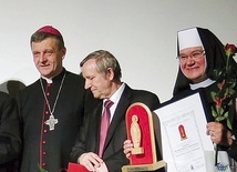 Laureatka otrzymała statuetkę i dyplom z rąk bp. Romana Pindla