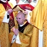 Jednym z elementów liturgii jest trzymanie księgi Ewangelii nad głową wyświęcanego biskupa.