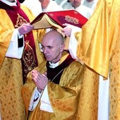Jednym z elementów liturgii jest trzymanie księgi Ewangelii nad głową wyświęcanego biskupa.