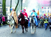▲	Trzej Mędrcy na koniach prowadzą wiernych do kościoła  św. Anny w Zabrzu.