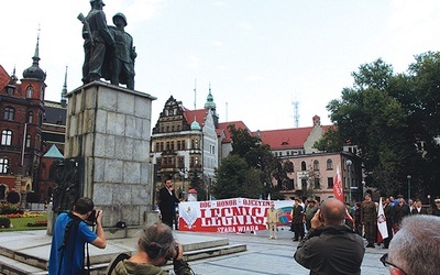 Rzeźba zniknie ze swojego dotychczasowego miejsca  w roku 100. rocznicy odzyskania niepodległości. 