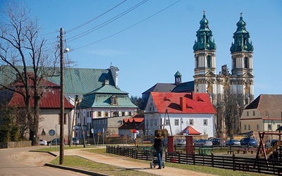 Na szlaku jest sporo zabytków sakralnych, leżących w diecezji legnickiej. Jednym z najważniejszych jest Krzeszów.