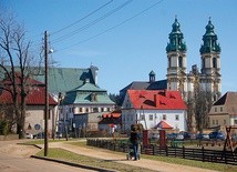 Na szlaku jest sporo zabytków sakralnych, leżących w diecezji legnickiej. Jednym z najważniejszych jest Krzeszów.