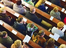 ▲	Liczba uczestników niedzielnej Mszy nieznacznie spada.