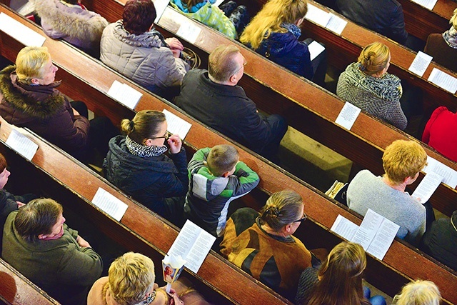 ▲	Liczba uczestników niedzielnej Mszy nieznacznie spada.