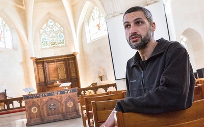 Eyal Friedman w Christ Church w Jerozolimie. Na ołtarzu napisy po hebrajsku: „To czyńcie na Moją pamiątkę” oraz „Emmanuel”.