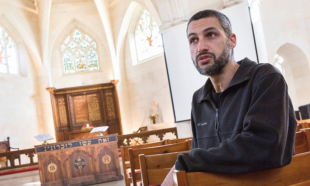 Eyal Friedman w Christ Church w Jerozolimie. Na ołtarzu napisy po hebrajsku: „To czyńcie na Moją pamiątkę” oraz „Emmanuel”.