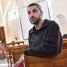 Eyal Friedman w Christ Church w Jerozolimie. Na ołtarzu napisy po hebrajsku: „To czyńcie na Moją pamiątkę” oraz „Emmanuel”.