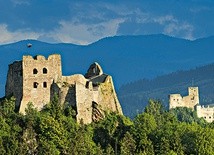 Przez setki lat łączyła nas wspólna granica. Widać to, gdy odwiedza się zamki w Czorsztynie (z lewej) i Niedzicy. Jeden był strażnicą na południowych rubieżach Rzeczpospolitej, drugi bronił Spiszu należącego do Królestwa Węgier.