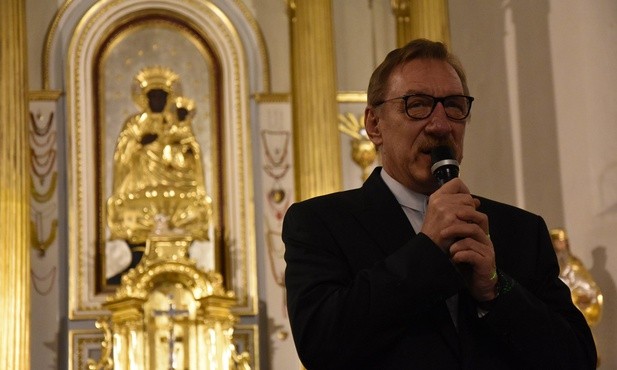 Sylwester Maciejewski w Mszczonowie zaśpiewał dwie kolędy