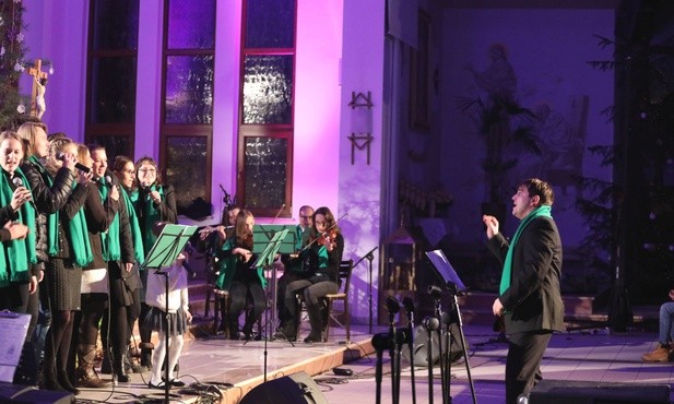 Jako pierwsi kolędy zaśpiewali członkowie zespołu Voices of M.M. z Cieszyna