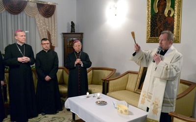 Biskupie mieszkanie pobłogosławił ks. Mirosław Nowak (z prawej), proboszcz parafii farnej pw. św. Jana, na terenie której znajduje się dom ordynariusza radomskiego