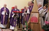 Chciał i po śmierci być wśród nich. Miał jedną prośbę