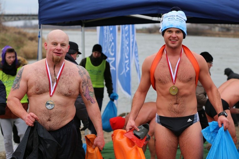 Zimowa przeprawa przez Wisłę wpław