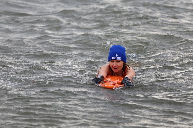 Zimowa przeprawa przez Wisłę wpław