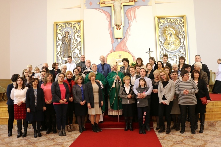 Pamiątkowa fotografia doradców życia rodzinnego po Mszy św., której w seminaryjnej kaplicy przewodniczył bp Henryk Tomasik