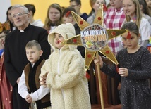 ks. Tadeusz Faryś z kolędnikami