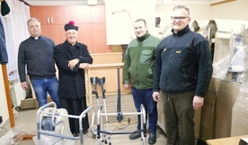 Przy rozładowaniu sprzętu byli (od lewej): ks. Robert Kowalski, ks. Kazimierz Chojnacki, ks. Tomasz Pastuszka i Rycerz Kolumba Mariusz Mańturz
