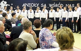 Występ chóru męskiego, do którego należą niemal wszyscy chłopcy z gimnazjum.