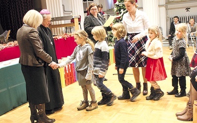 Nagrody laureatom wręczali Magdalena Budny, sekretarz powiatu gliwickiego, i bp Gerard Kusz.