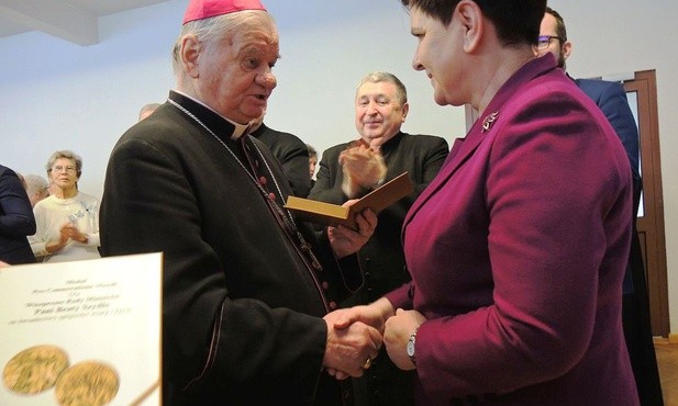 Bp Tadeusz Rakoczy wręcza Beacie Szydło wyróżnienie "Pro Consecratione Mundi"