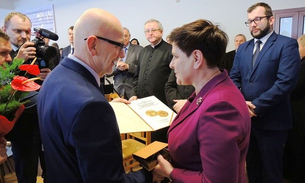 Senator Andrzej Kamiński, prezes bielsko-żywieckiej Akcji Katolickiej z premier Beatą Szydło po wręczeniu wyróżnienia "Pro Consecratione Mundi"