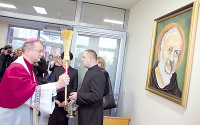 ▲	Biskup Tadeusz Lityński ofiarował do hospicyjnej kaplicy obraz św. o. Pio.