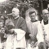 Bp Jan Kanty Lorek podczas wizytacji w parafii Głowaczów.