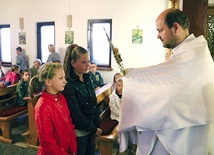 ▲	Indywidualne błogosławieństwo Najświętszym Sakramentem na zakończenie dnia. 