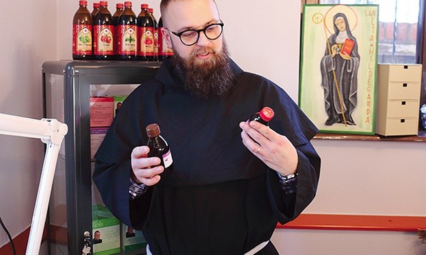 Ojciec Tomasz udzieli nie tylko porady zielarskiej, ale również dietetycznej i duchowej.