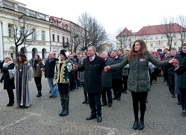 Abiturienci tańczą na rynku