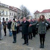 Abiturienci tańczą na rynku