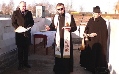 Burmistrz Dariusz Misztal, ks. Konrad Świstak, proboszcz parafii Jezusa Chrystusa Króla Wszechświata, i ks. Paweł Olszewski podczas poświęcenia inwestycji.