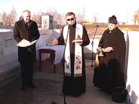 Burmistrz Dariusz Misztal, ks. Konrad Świstak, proboszcz parafii Jezusa Chrystusa Króla Wszechświata, i ks. Paweł Olszewski podczas poświęcenia inwestycji.