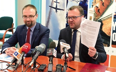 O nowościach poinformowali na konferencji prasowej Mateusz Tyczyński (z lewej) i Radosław Witkowski.