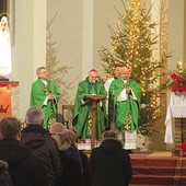 Biskup pomocniczy wygłosił homilię, a później wykład.