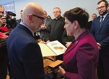 ▲	Senator Andrzej Kamiński, prezes bielsko-żywieckiej Akcji Katolickiej, z byłą premier po wręczeniu wyróżnienia.