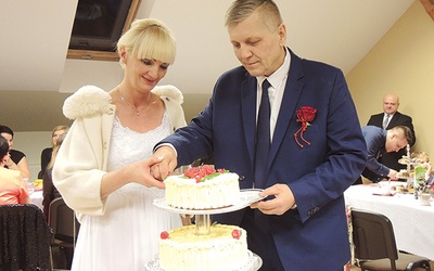 Iwona i Krzysztof na weselu przygotowanym dla nich przez przyjaciół z kursu. 