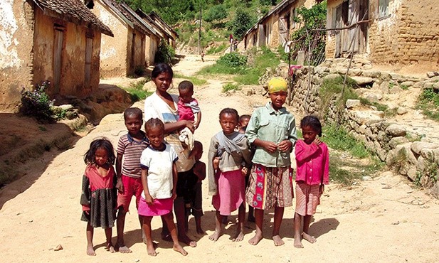 W wiosce Ilena  na Madagaskarze  mieszka  razem z rodzinami  ponad 20 trędowatych