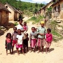 W wiosce Ilena  na Madagaskarze  mieszka  razem z rodzinami  ponad 20 trędowatych