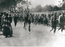 Wkraczających Strzelców nie witały w Kielcach tłumy. Pojawienie się szarych żołnierzy z orłami na czapkach nie wywołało powstania, na co liczył Piłsudski, i trzeba było wracać do Galicji. Po wojnie wielu z żołnierzy Kompanii Kadrowej i patrolu ułanów było wysokimi oficerami Wojska Polskiego 