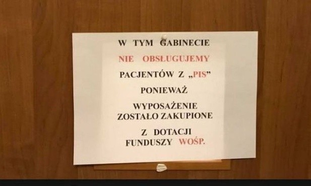 Zwolniony za kartkę o PiS